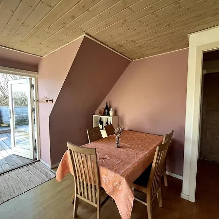 Entire With 2 Bedrooms And Private Patio *