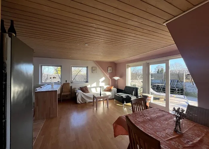 Entire With 2 Bedrooms And Private Patio